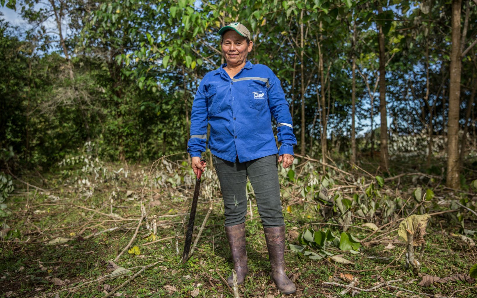 Usos responsables de la tierra Manejar mejor los suelos evita la deforestación y trae diversidad de recursos adicionales a familias de escasos recursos, como la de Mercedes © TNC Colombia