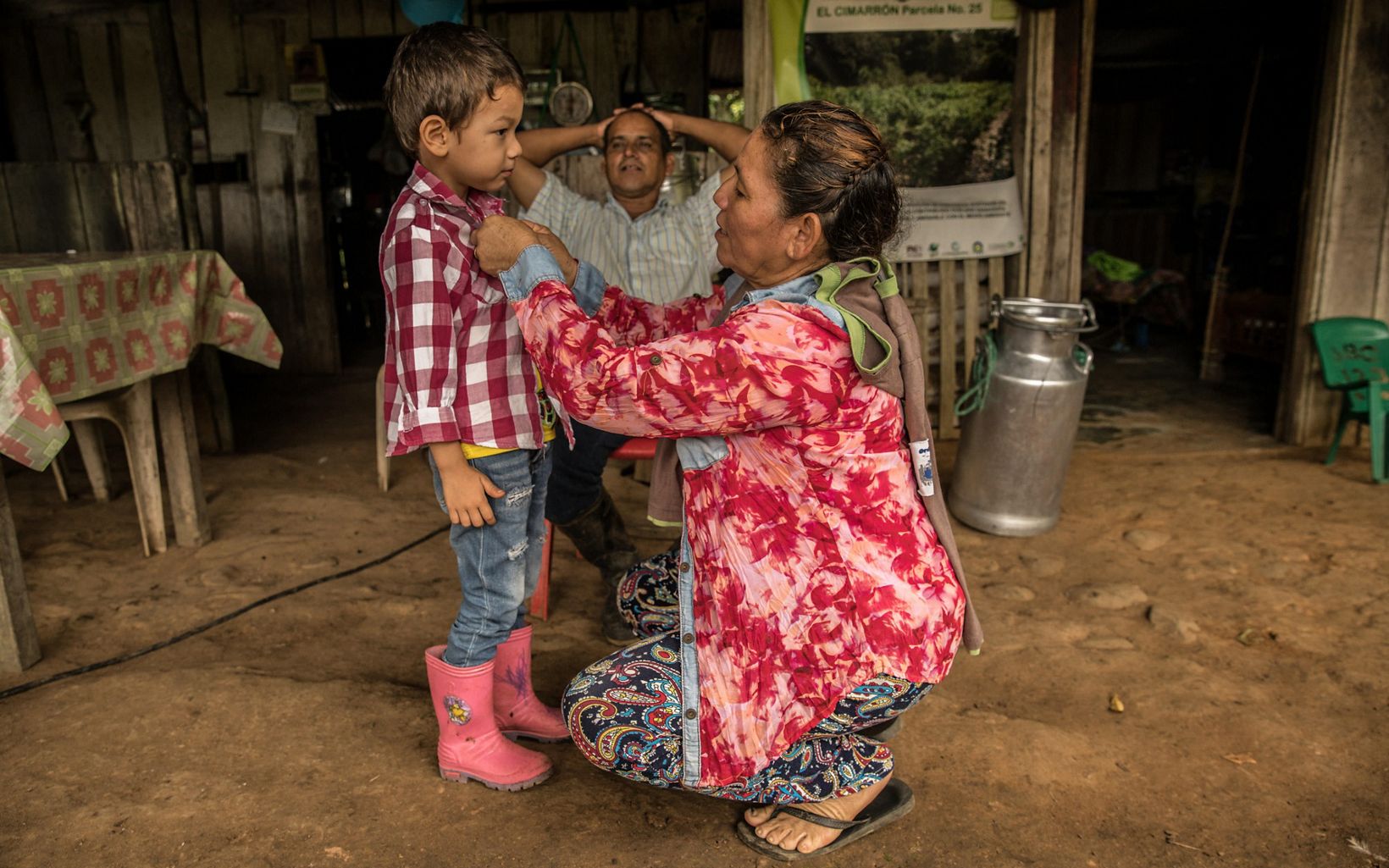 Generaciones unidas Mercedes cuida a su nieto durante las temporadas de vacaciones escolares, e intenta enamorarlo de la naturaleza. Espera sembrar la semilla de conservar en su generación. © TNC Colombia