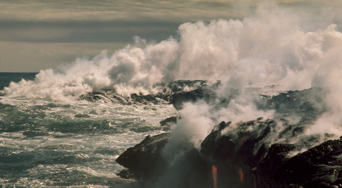 Lava derretida flui até o mar criando nuvens de vapor no Parque Nacional dos Vulcões do Havaí