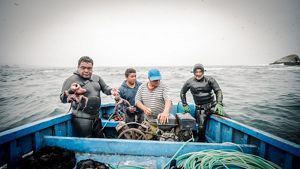 Héctor Samillán, pescador de la zona de Ancón en Perú, con compañeros de pesca.