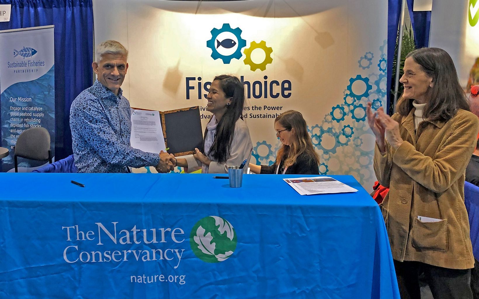 Signing for Snapper (From left) Peter Mous, Director of TNC Indonesia Fisheries Program with Hema Sitoriu of Bali Sustainable Seafood and Lynn Scarlett, VP, Policy and Government Affairs for TNC. © TNC