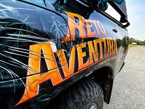 Camioneta brandeada con Reto Aventura.