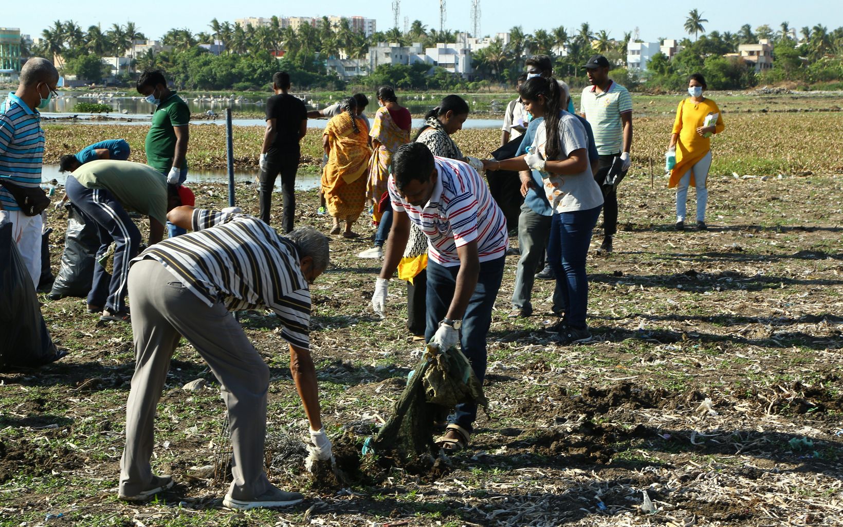 
                
                  Community residents in action during clean up drive at Lake Sembakkam
                  © TNC
                
              