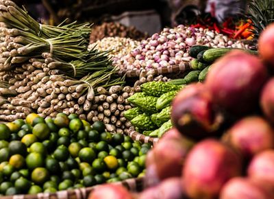 Varios canastos llenos de vegetales y frutos