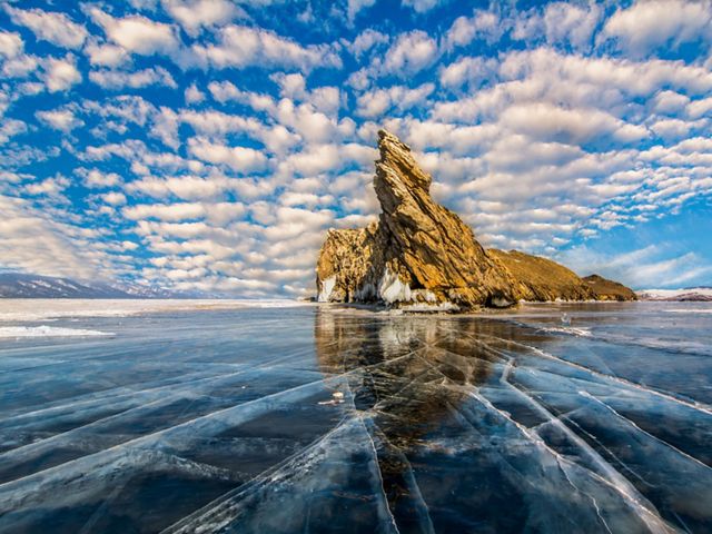 Hielo en el lago Baikal en Rusia.