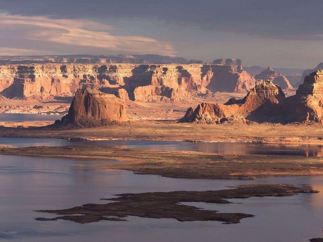 A landscape shot of rivers flowing through a canyon in Lake Powell.