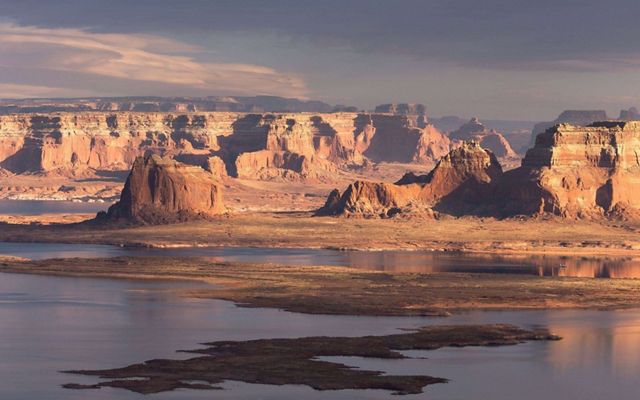 A landscape shot of rivers flowing through a canyon in Lake Powell.
