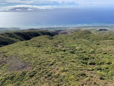 Green, mountainous view of land in Mākolelau.