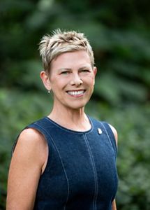 Lori Admiral headshot.