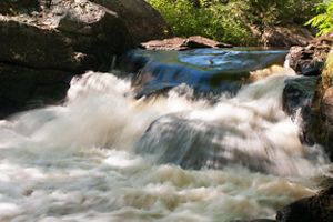 A river flows over rocks.