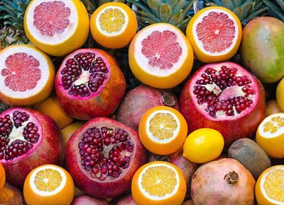 Variedad de frutos picados y expuestos, incluyendo narajanas y pomelo
