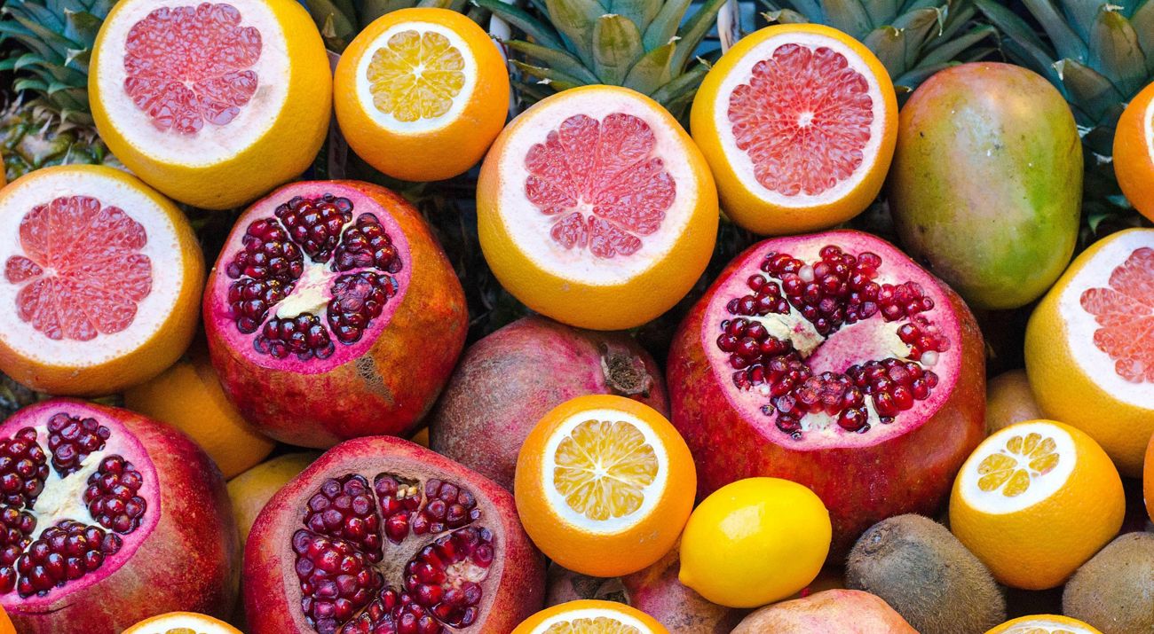 Variedad de frutas picadas a la mitad