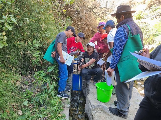 Los pobladores de Huarochirí son los principales interesados en aprender las herramientas necesarias para medir el curso del agua en las amunas.