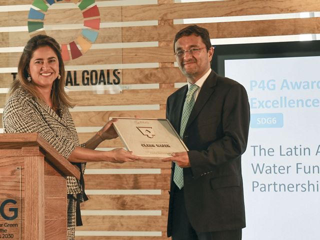 Hugo Contreras, Director de Seguridad Hídrica para América Latina de TNC recibe el Premio P4G de Asociaciones de Vanguardia de 2019 de la Primera Dama de Colombia