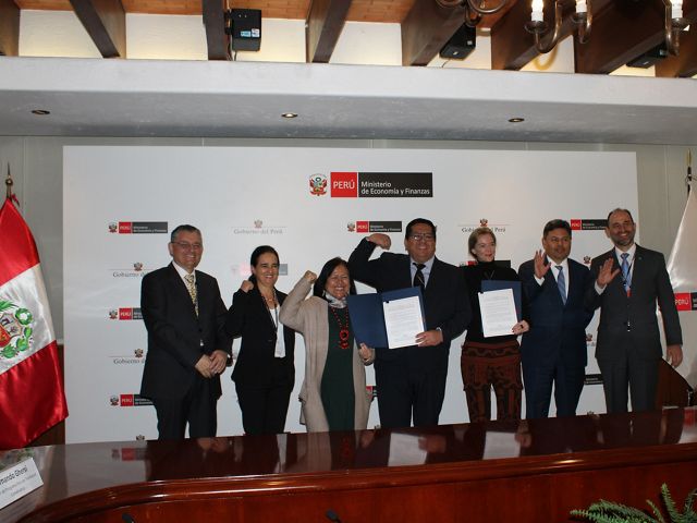 Autoridades de Perú y Estados Unidos celebran firma del acuerdo con líderes de las organizaciones ambientales. 