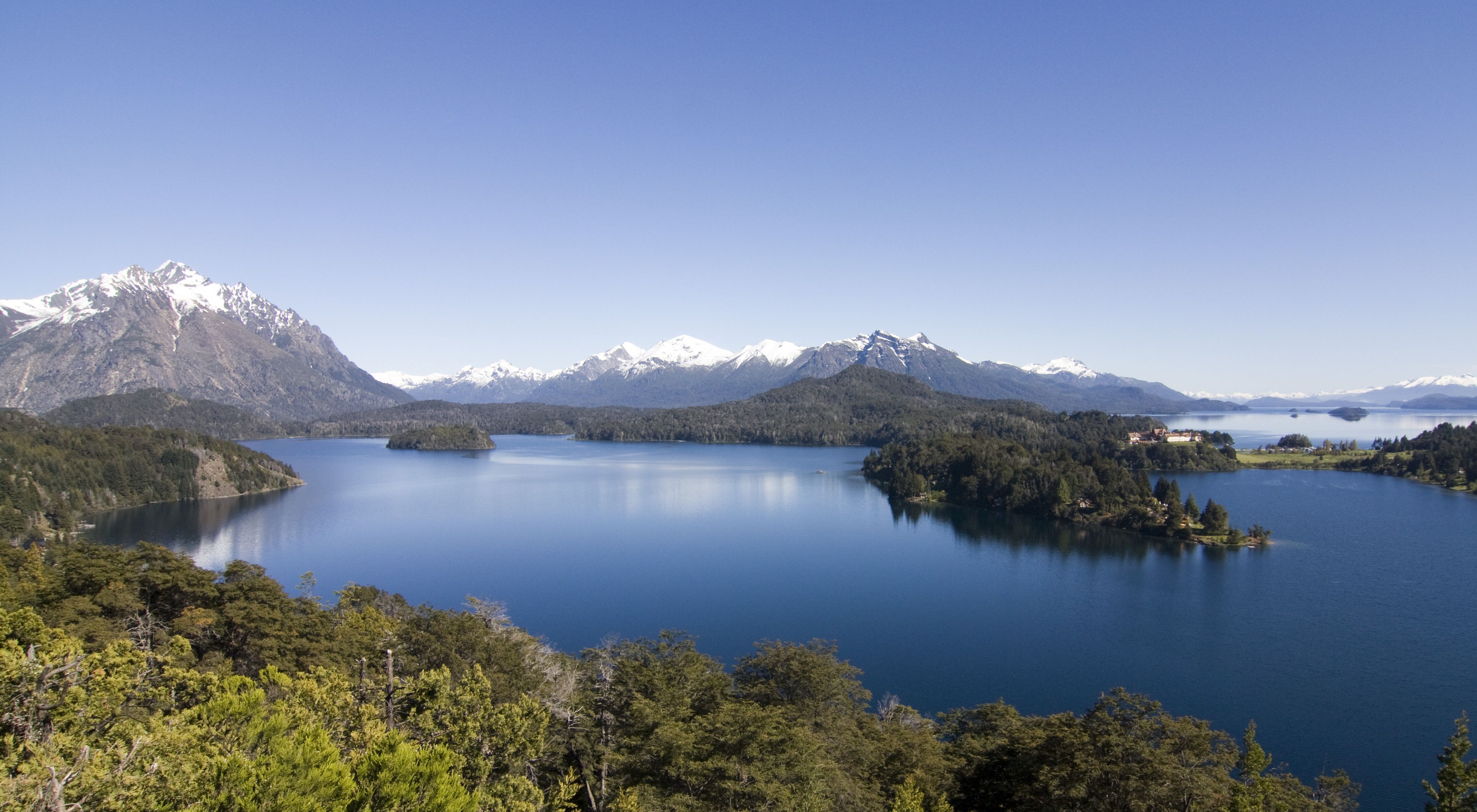  Vista del lago Nahuel-Huapi en el Parque Nacional Nahuel Huapi de Argentina.