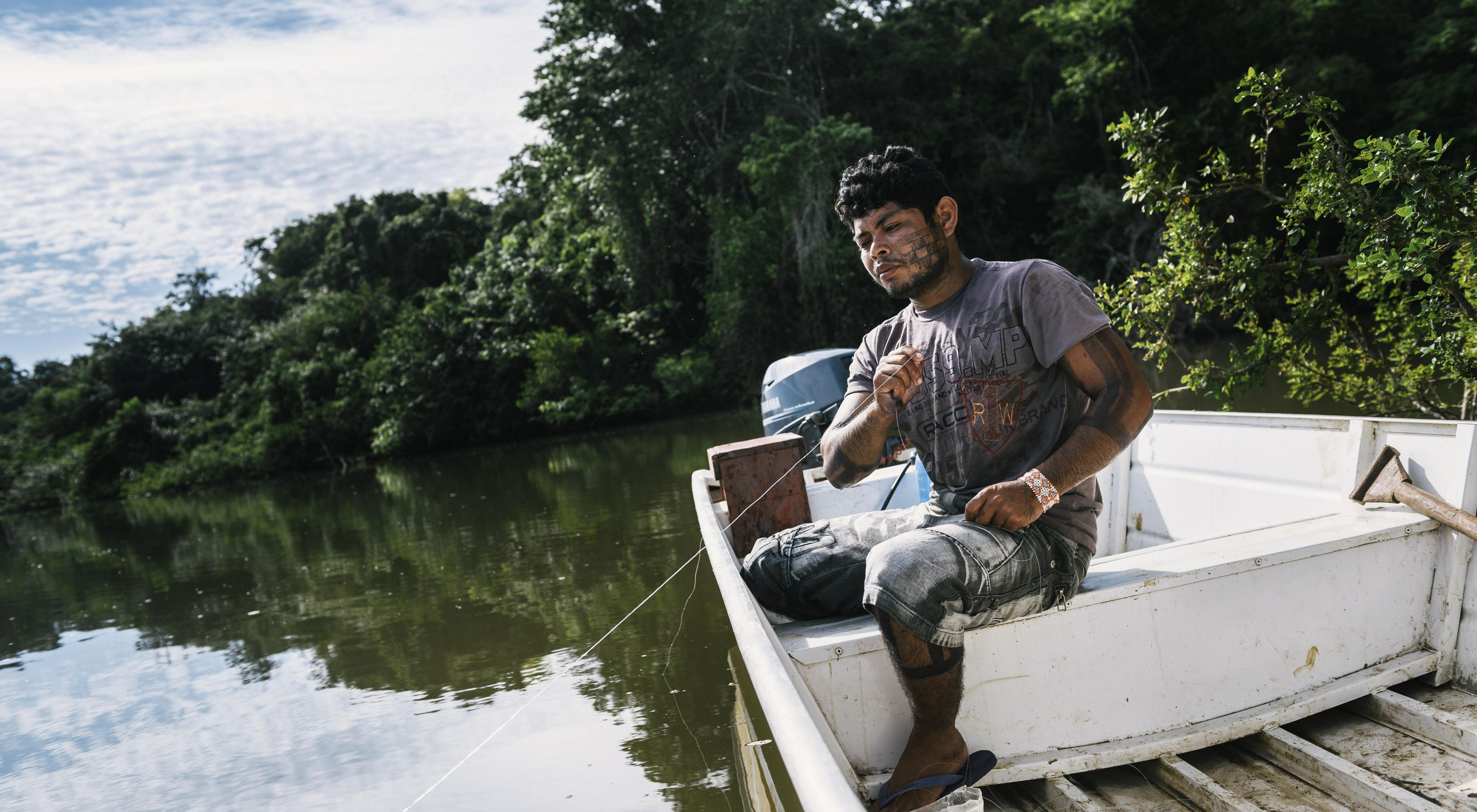 Tekakro Xikrin pesca en el río Bacaja, cerca de la aldea de Pot-Kro, en la Amazonía brasileña. 