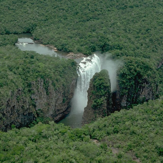 Cascada de Arcoiris en el parque nacional de Noel Kempff en Bolivia, Suramérica.