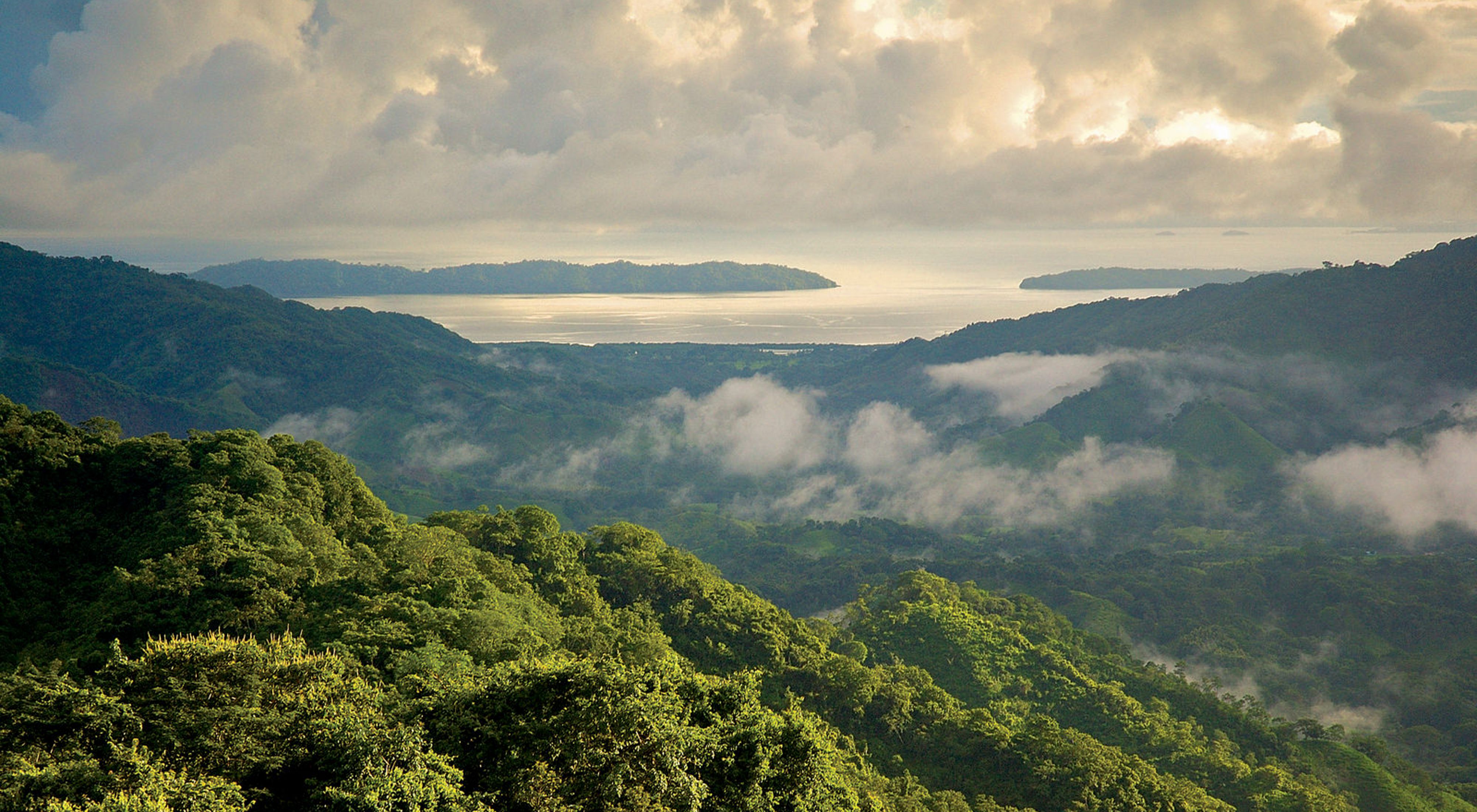 Photo of mountains, sky and forest in Costa Rica.