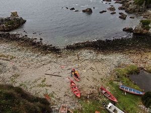 Vista de dron de la zona en que se ubicará la caleta de Huiro. 