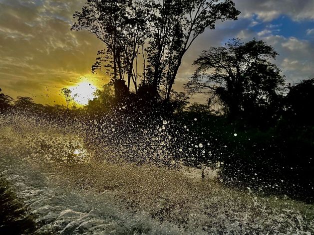 vista de agua salpicando en un rio.