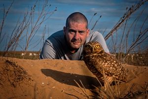 Mauro Salazar, embajador TNC Colombia, con especie de búho que habita la Orinoquia. 