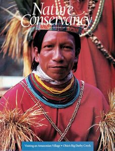 Portada de revista Nature Conservancy de 1991 mostrando a un habitante de una comunidad amazónica. 