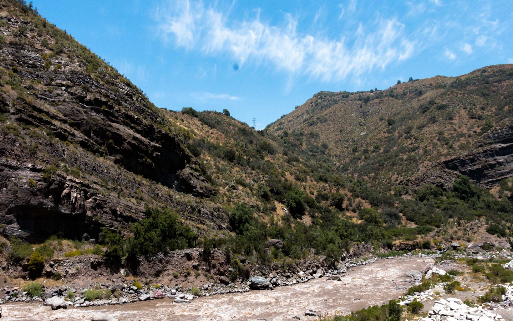 Río Maipo  El río Maipo nace en la ladera occidental del volcán que le da nombre, y baja desde la cordillera de los Andes hasta el océano Pacífico.  © Mariana Alejandra Moscoso