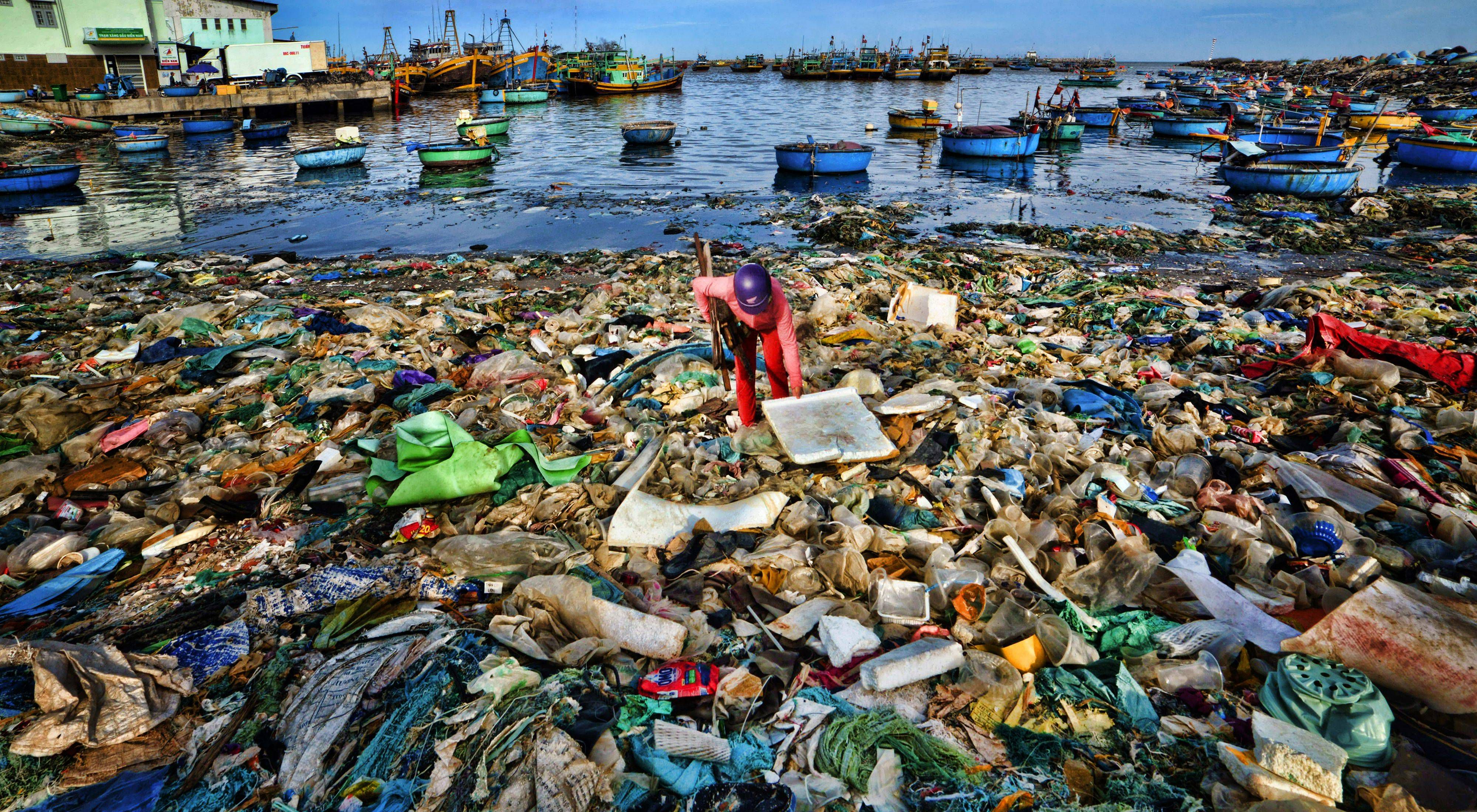 Costa de puerto invadido por residuos plásticos.