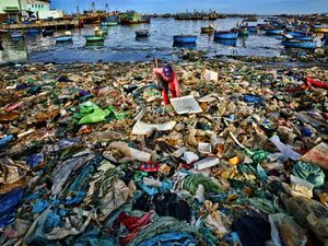 Costa de puerto invadido por residuos plásticos 