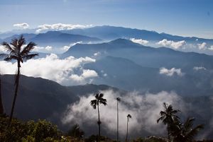 Amanecer entre montanas tropicales.