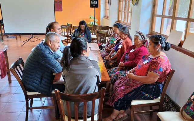 Habitantes de las regiones mayas participan en un taller.