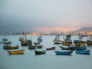 Barcos de pescadores en Ancón, Perú