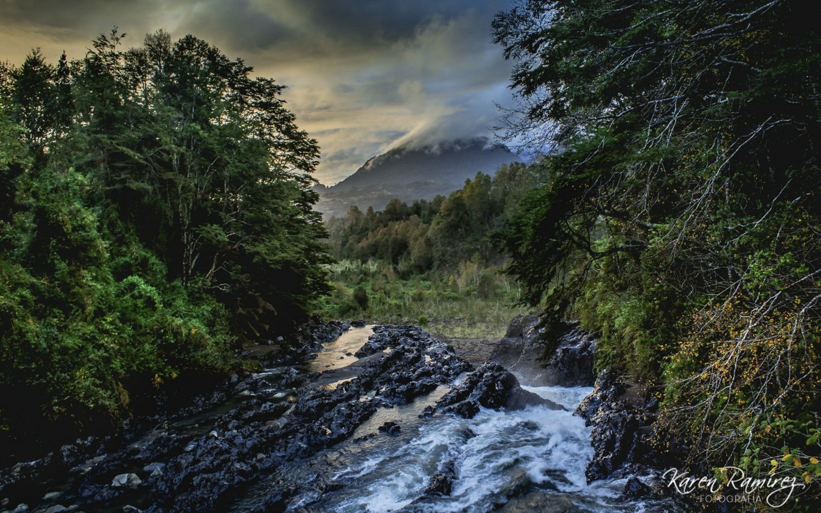 Vista desde la carretera sobre el puente que se ubica sobre el río Nilahue a pasos del salto de agua que lleva en mismo nombre en las cercanias del Lago Ranco en la XIV región de los Ríos en Chile