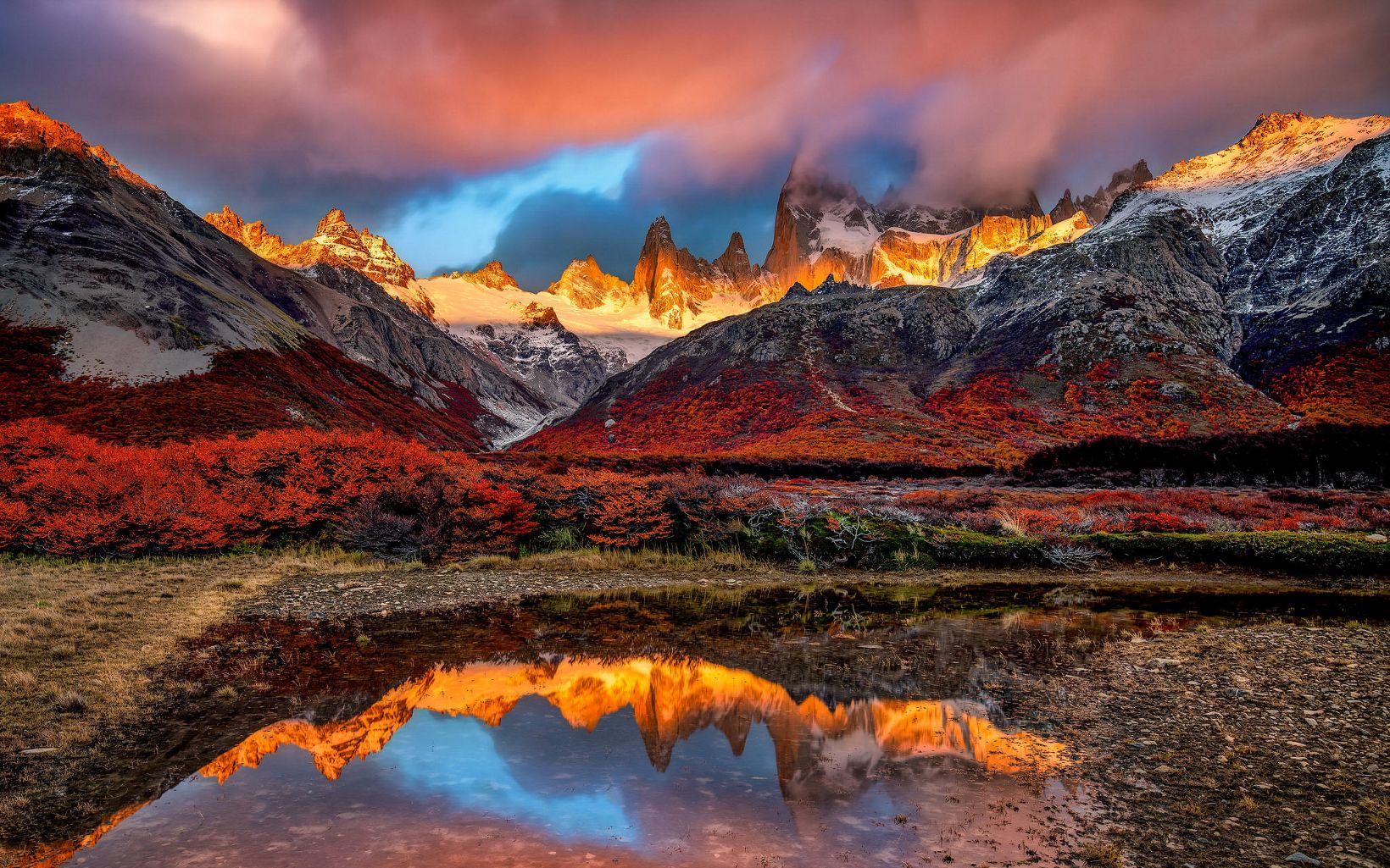 Patagonia,  El Chalten en su hermoso atardecer