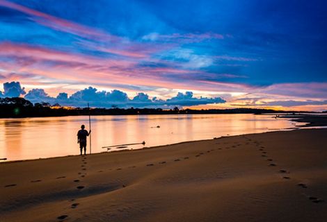 Atardecer en el río Napo, Ecuador.
