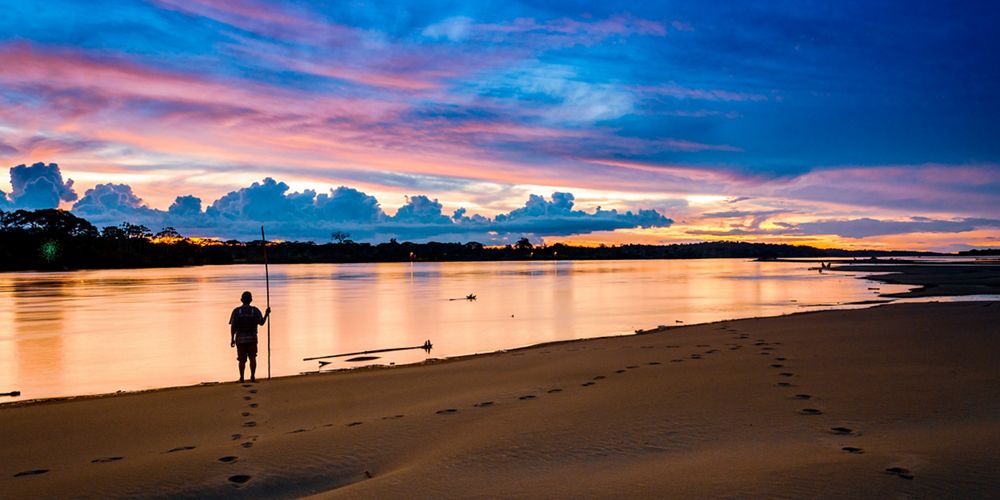 Atardecer en el río Napo, Ecuador