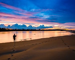 Atardecer en el río Napo, Ecuador.