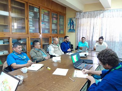 Representantes de autoridades se encuentran en una reunión de trabajo.