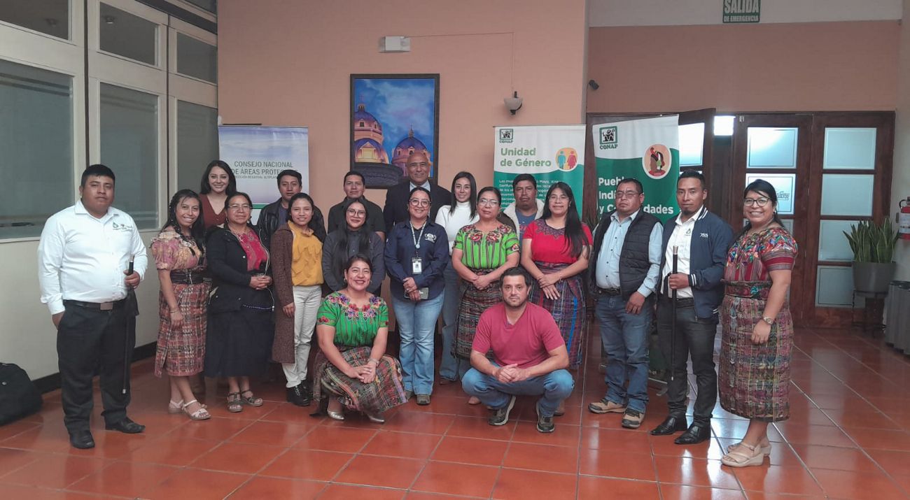 Participantes de las reuniones de fortalecimiento se disponen en una foto de grupo.