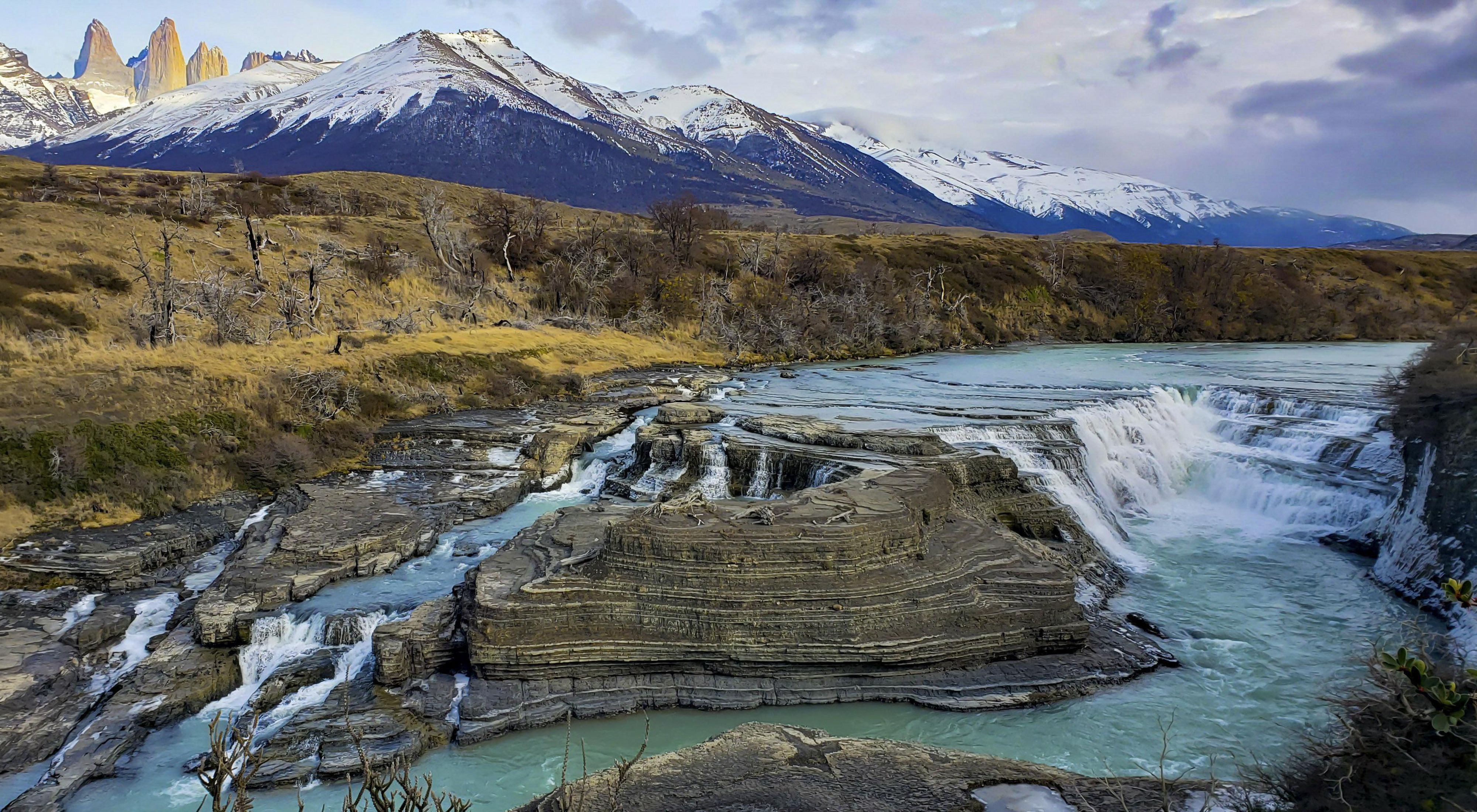 la belleza de la cascada Paine que da lugar al río de aguas verde esmeralda del mismo nombre.región de Magallanes - Patagonia chilena.