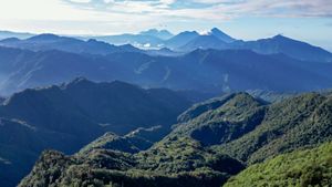 Vista aérea de numerosas montañas y volcanes.