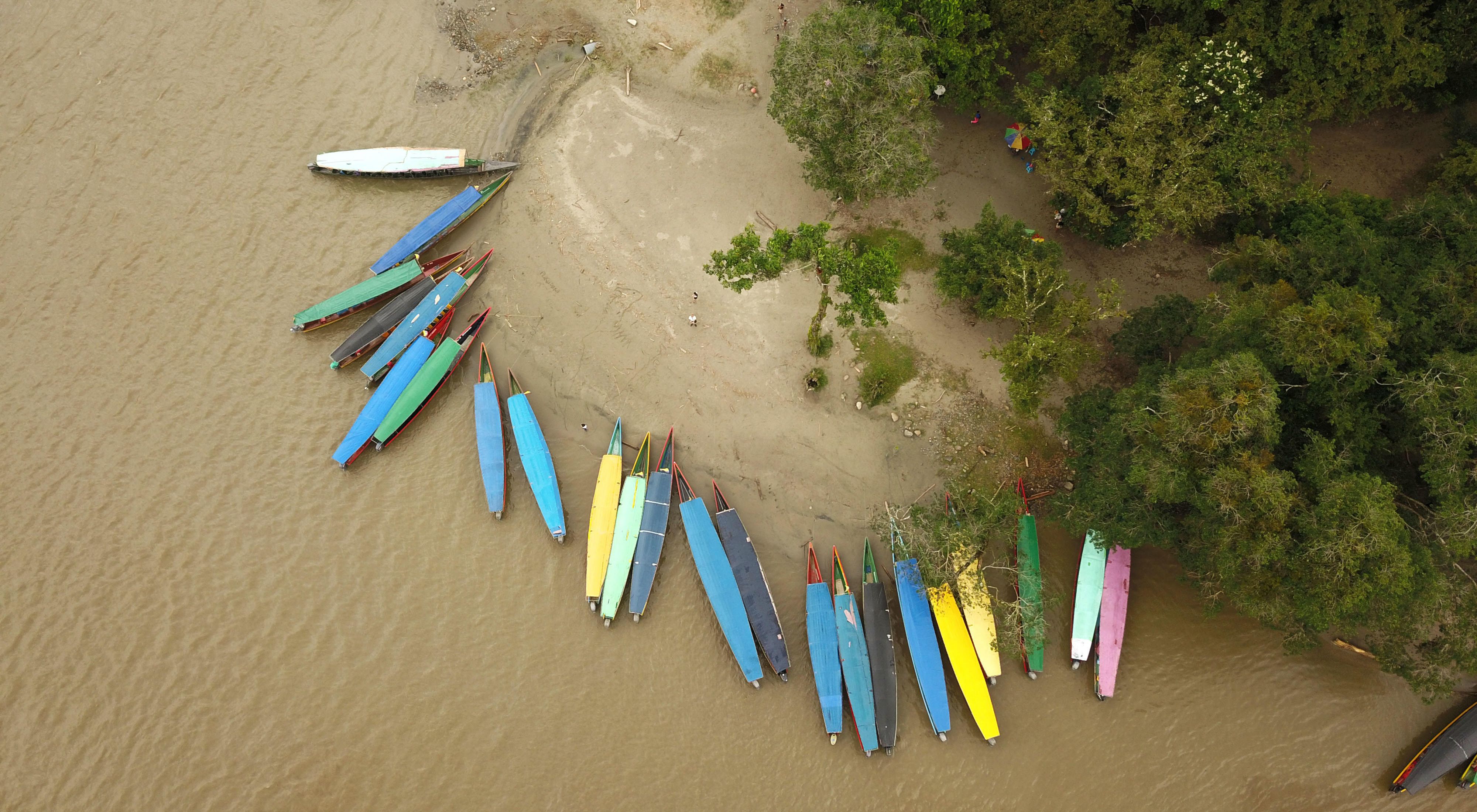 Fotografía capturada con un dron, en Puerto Misahualli Ecuador canton Napo provincia del Tena, a orillas del río Napo se encuentran ancladas un sinnumero de canoas de vital importancia para transportar a las personas, viveres y medicinas desde la civilización a los poblados del interior a orillas del magestuoso río Napo.