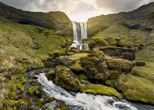 Cascada rodeada de bosque.