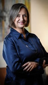 Mujer posa ante la cámara sonriendo.