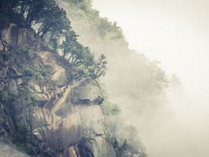 Cordillera envuelta en niebla.