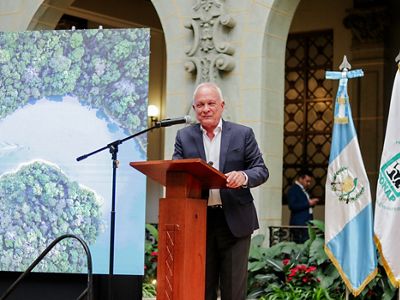 Una persona de un discurso en un podio.