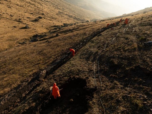 Trabajadores en la montaña.