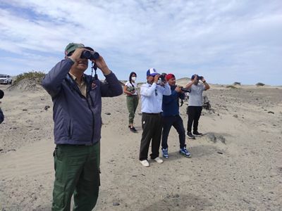 Para realizar efectivamente sus labores los guardaparques cuentan con diversos equipos como binoculares, drones y vestimenta especial para el área asignada.