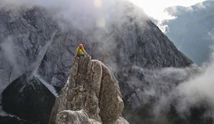 Vista aerea de esclador en picos andinos en la Patagonia chilena.
